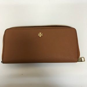 Tan Tory Burch Passport Continental Wallet